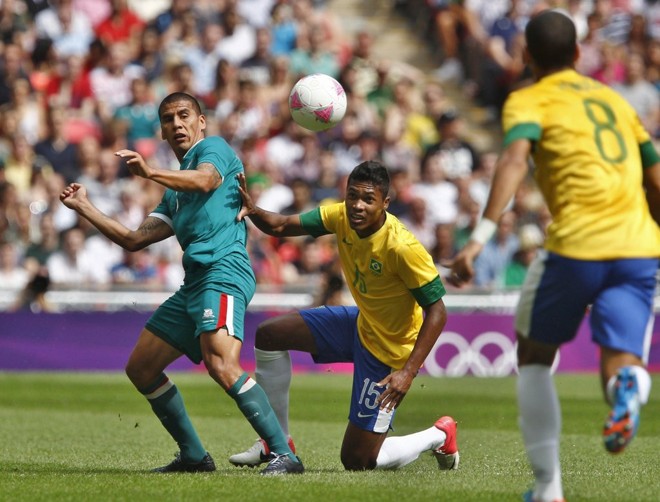 Alex Sandro disputa bola no meio de campo | 