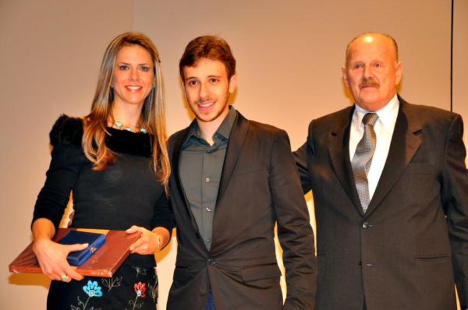 O pianista Pablo Rossi (ao centro) com Bianca Glaser Vidal e seu pai, Mário Glaser, anfitriões do concerto pelos 125 anos da loja Glaser Presentes no pequeno auditório do Teatro Positivo | Bebel Ritzmann