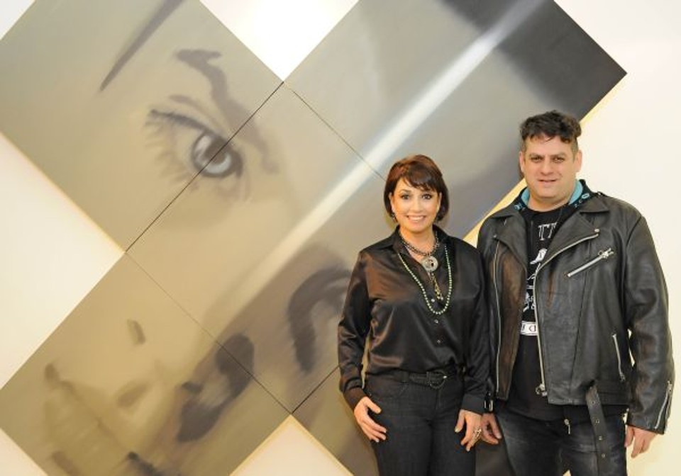 O artista plástico Marcelo Paciornik reuniu amigos e admiradores, ontem à noite, para a abertura de sua exposição Brincando com Anjos na galeria da marchande Zilda Fraletti (com ele na foto), no Design Center. No evento também foi lançada a edição especial da revista cultural Gráfica, com curadoria do designer gráfico Miran | Gerson Lima