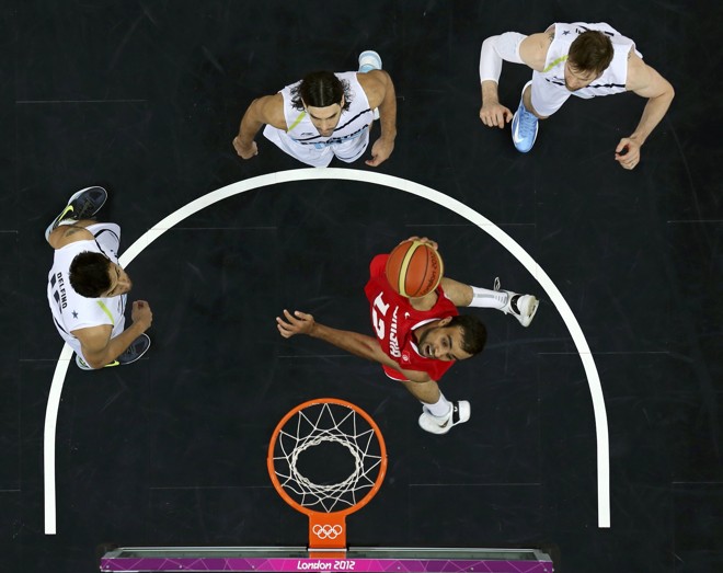 Marcação argentina assiste à bandeja do jogador tunisiano em partida do basquete masculino | 