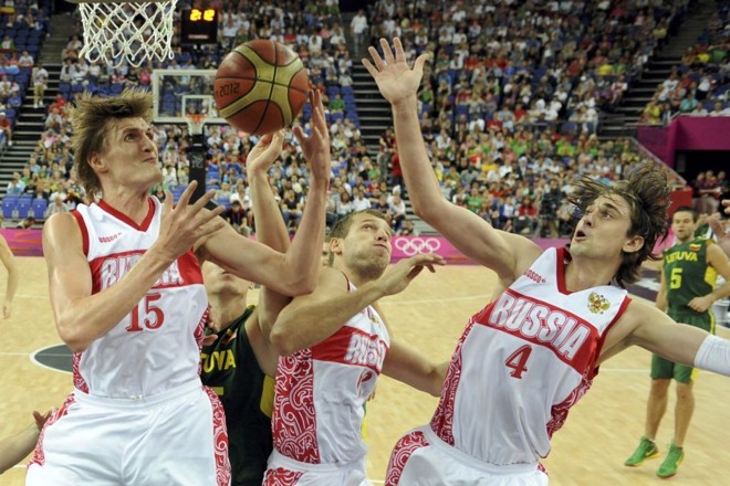 Kirilenko (e) comandou a Rússia à vitória contra a Lituânia |