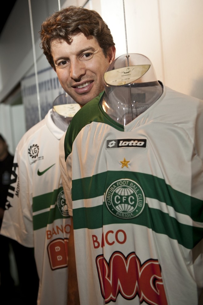 Tcheco com duas versões da camisa coxa que usou: emoção | Marcelo Andrade/ Gazeta do Povo