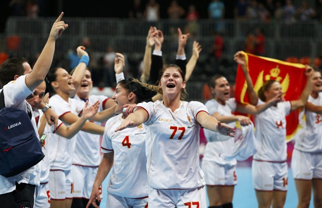 A montenegrina Majda Mehmedovic comemora com suas companheiras de time a classificação, sobre a Espanha, à final do handebol feminino | 