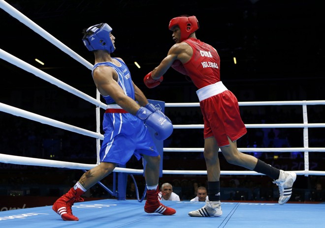 O cubano Roniel Iglesias Sotolongo (dir) soca o vazio contra o italiano Vincenzo Mangiacapre na semifinal do boxe até 64kg | 