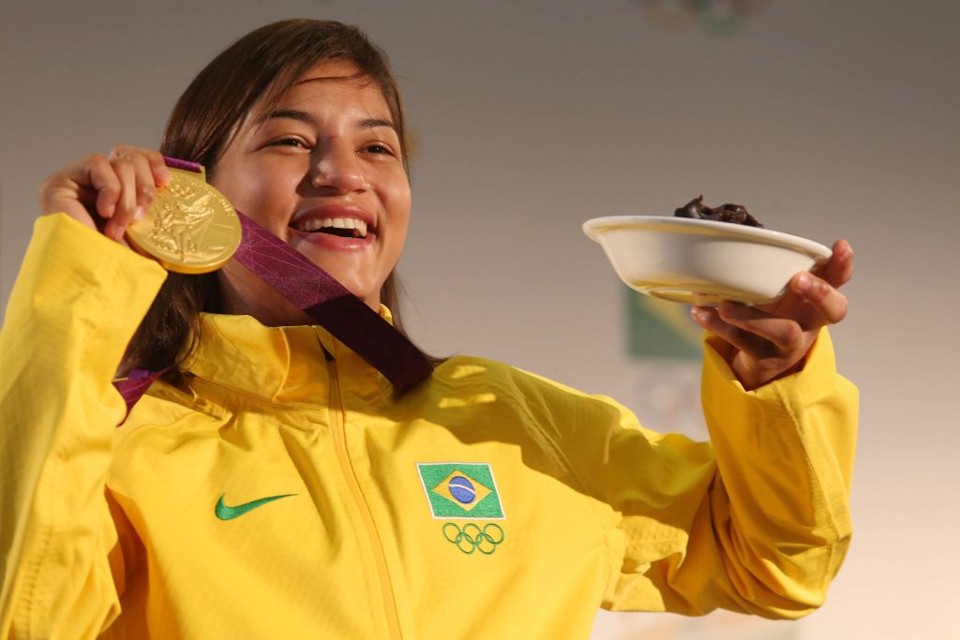 Sarah Menezes com a medalha de ouro e a recompensa oferecida um dia depois: um prato de brigadeiro. Ela fez história ao ser a primeira mulher a ganhar ouro na modalidade | Alaor Filho/ AGIF/ COB