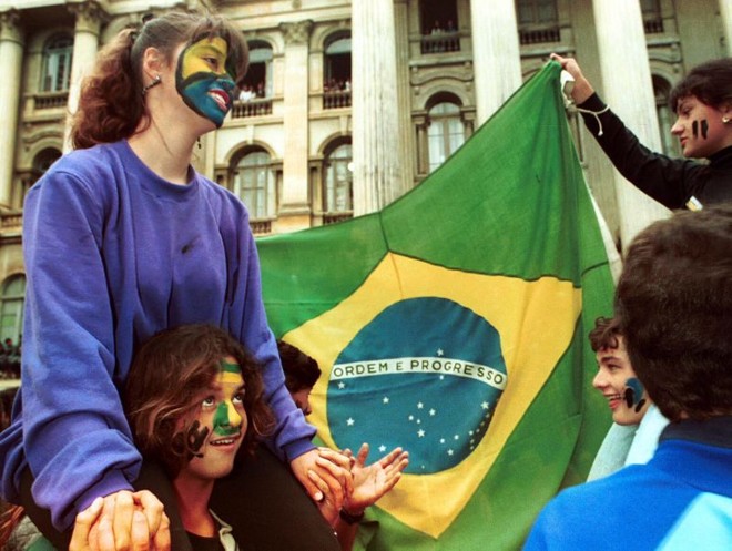 Luciana Paludetto (de blusão roxo), durante manifestação em 1992 |