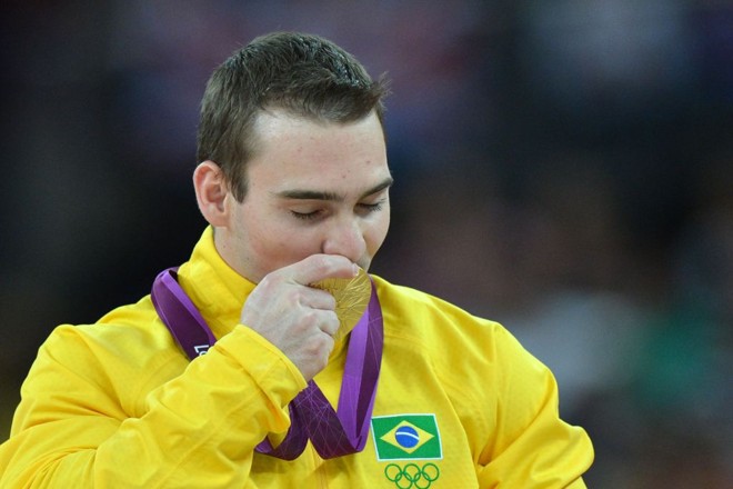 O carinho de Zanetti com a tão sonhada medalha de ouro | 