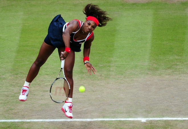 Serena Williams saca contra Azarenka: passeio norte-americano. | 