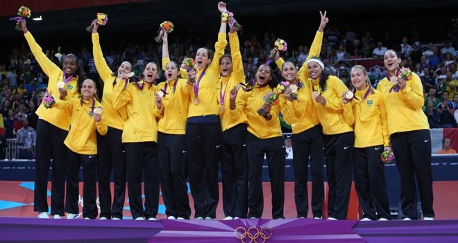 Jogadoras exibem as medalhas de ouro do vôlei feminino. Roteiro redentor levou time ao alto do pódio |