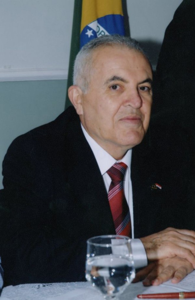 O embaixador da Síria no Brasil, Mohammed Khaddour, em encontro que teve com a comunidade árabe de Curitiba, no salão paroquial da Igreja Ortodoxa São Jorge, onde foi ciceroneado pelo elegante Abdo Abage, cônsul honorário da Síria para o Paraná, Santa Catarina e Rio Grande do Sul |