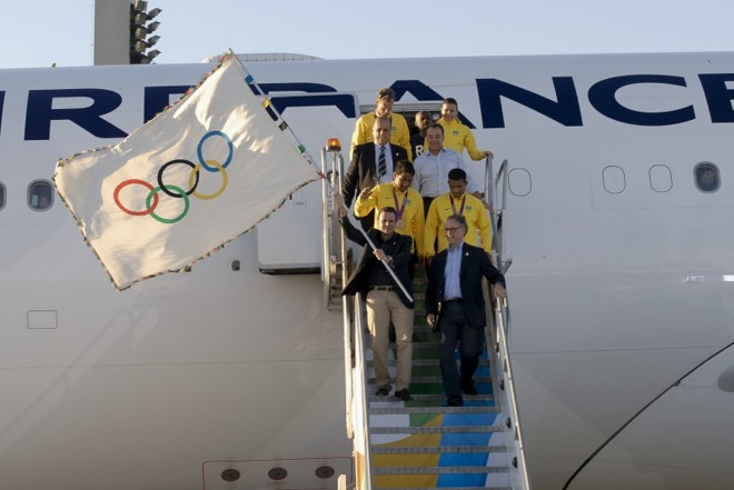 Bandeira olímpica desambarca no Rio de Janeiro: governador Sergio Cabral e os irmão Yamaguchi e Esquiva foram os responsáveis por carregá-la | 