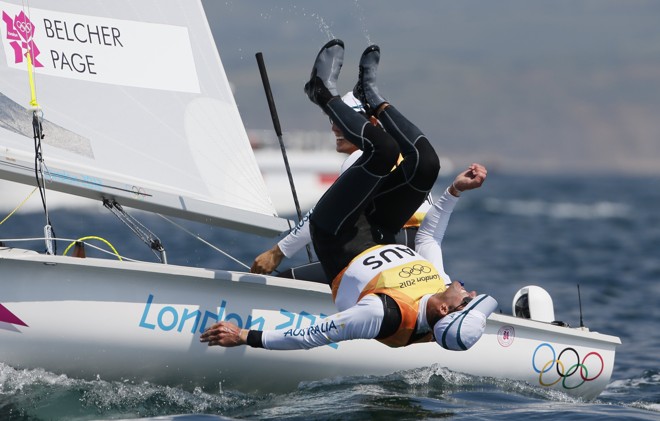 Os australianos Mathew Belcher e Malcolm Page (primeiro plano) comemoram a vitória na classe 470 da vela | 