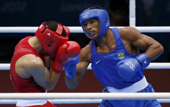 Esquiva Falcão (azul) passou pela semifinal e vai brigar pela medalha de ouro no boxe |
