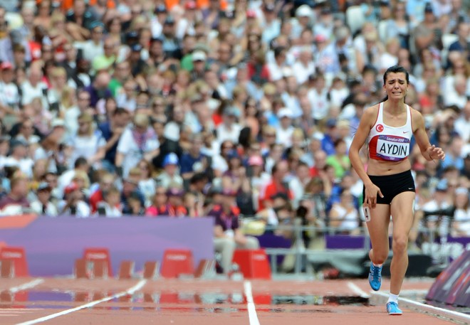 A turca Merve Aydin sente uma contusão muscular durante a eliminatória dos 800 metros rasos | 