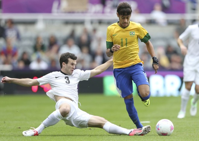 No primeiro jogo sem gol na Olimpíada, Neymar deixa para trás o zagueiro Hogg, da Nova Zelândia |