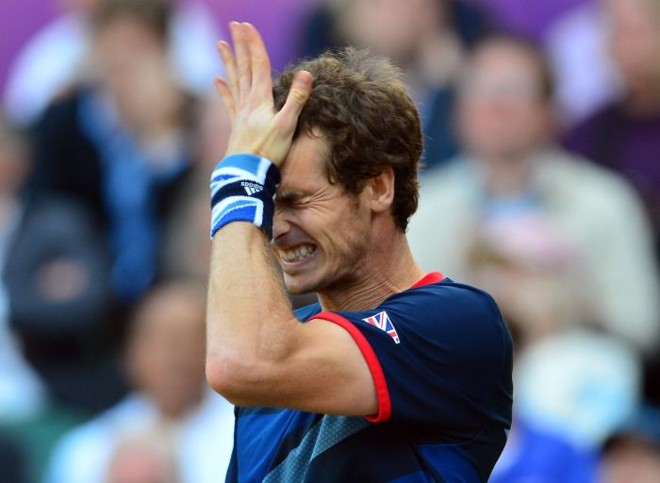 O britânico Andy Murray lamenta jogada perdida. Ainda assim, superou Novak Djokovic e vai à final no tênis | 