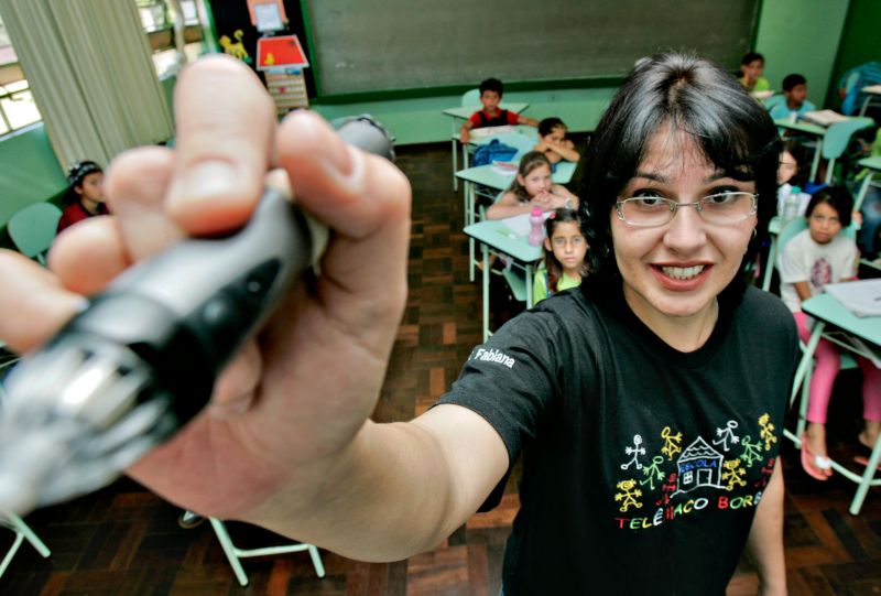 A professora Fabiana Machado, de Tibagi: lousa digital e wi-fi ajudam a sanar dúvidas na hora | Josué Teixeira/Gazeta do Povo