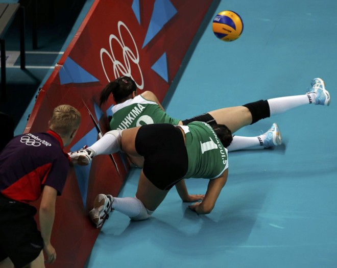 Argelinas tentam salvar bola no jogo de vôlei contra a Rússia |