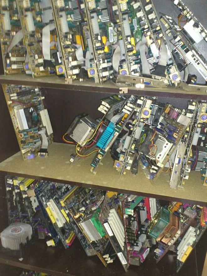 Placas de circuito de computador estão entre as peças encontradas | 