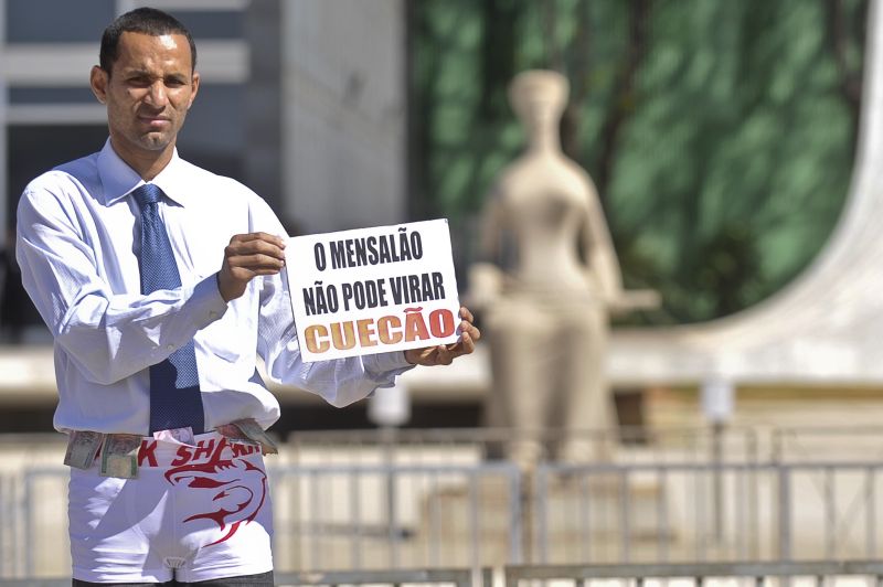 Manifestantes protestaram em frente ao STF pedindo punição para os supostos envolvidos no mensalão | Antonio Cruz/ABr