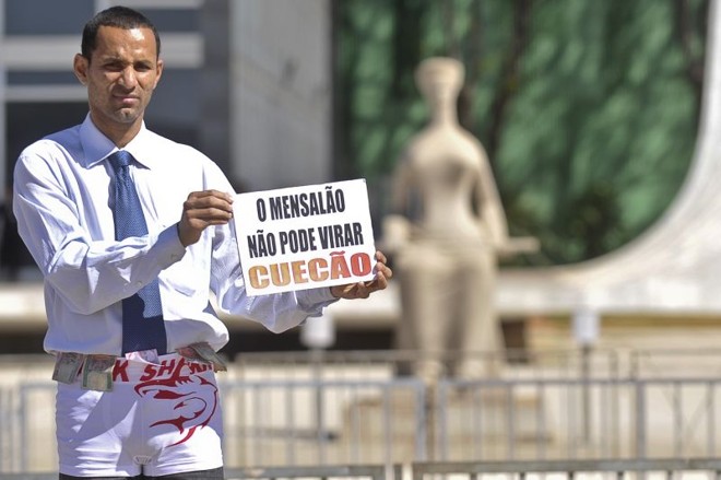 Manifestantes protestaram em frente ao STF pedindo punição para os supostos envolvidos no mensalão |