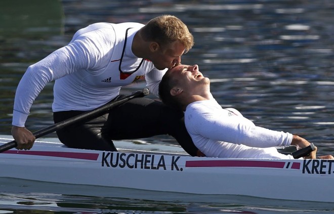 Alemão Kurt Kuschela beija o companheiro Peter Kretschmer após vencer a medalha de ouro na canoagem C2 | 