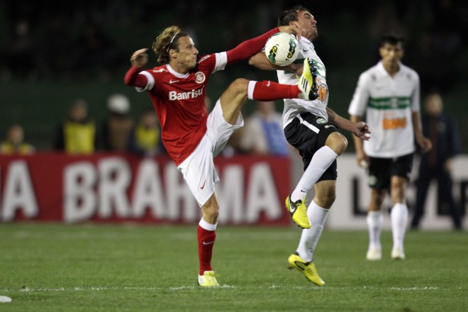 Forlán foi substituído no segundo tempo | 