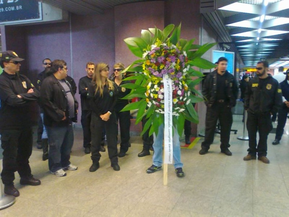 Na coroa de flores usada no protesto dos policiais federais, há a mensagem "E aí PT? Polícia Federal paralisada, corruptos dando risada" | Aniele Nascimento/Gazeta do Povo
