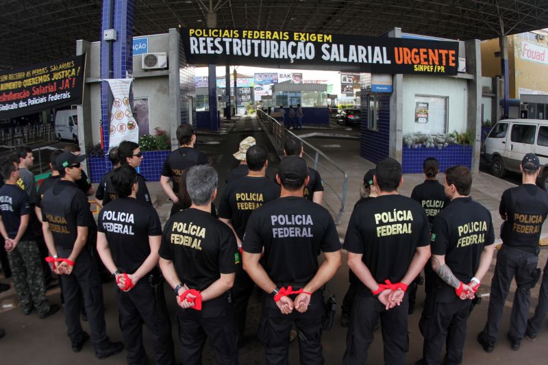 Na operação sem padrão da PF, em Foz do Iguaçu, agentes ataram as mãos em protesto | Roger Meireles/Gazeta do Iguaçu