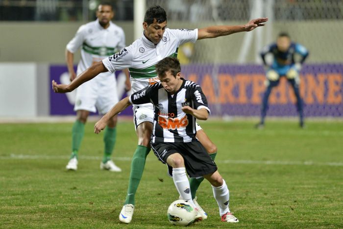 O zagueiro argentino Escudero estreou pelo Coritiba. No lance ele faz a marcação sobre o meia-atacante atleticano Bernard | Pedro Vilela / Agif / Folhapress