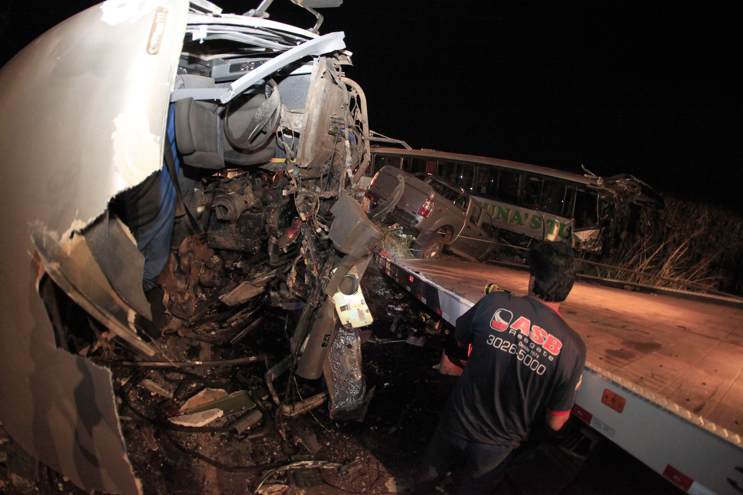 Veículos envolvidos em acidente se transformaram em ferro contorcido | Walter Fernandes/Gazeta Maringá