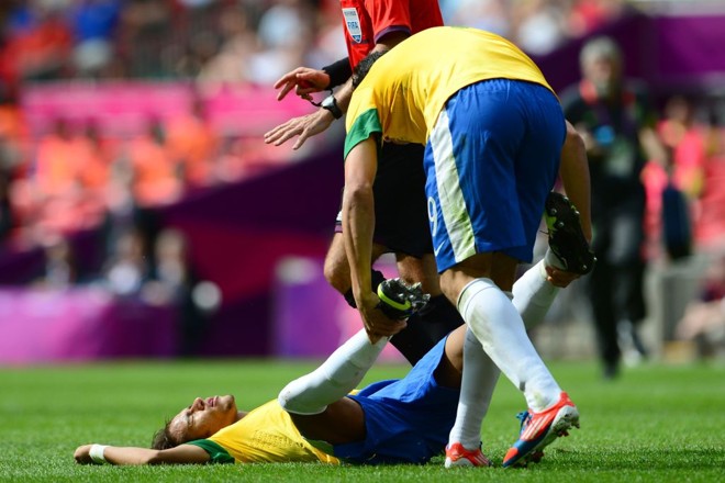 Neymar ficou caído após se chocar com o goleiro do México |