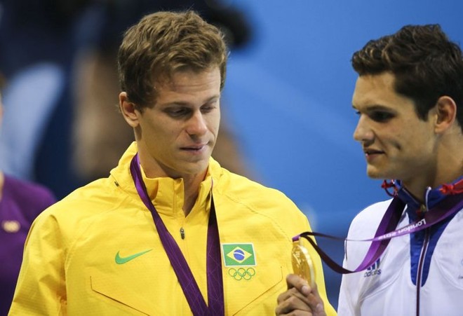 Com o bronze, Cesar Cielo observa o ouro de Florent Manaudou. Brasileiro chorou após o pódio | 