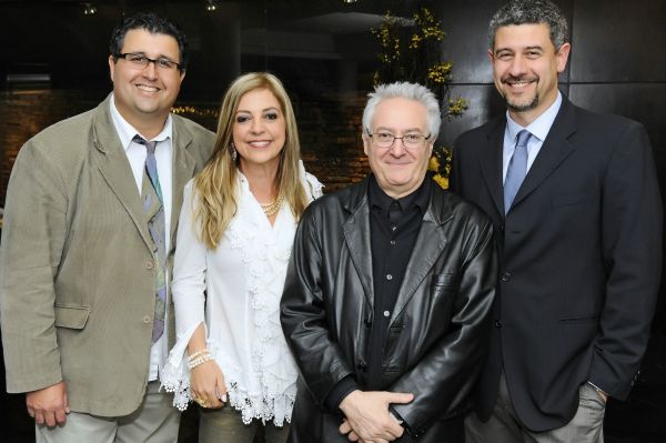 No evento de posse da nova diretoria da Asbea Associação Brasileira dos Escritórios de Arquitetura no Paraná, que movimentou o Mezza Notte Eventos, o arquiteto Gustavo Pinto (à dir.) passou o cargo ao colega Orlando Ribeiro (à esq.), na foto com Elaine Zanon e o arquiteto argentino Alberto Varas responsável pela revitalização de Porto Madero, em Buenos Aires | Gerson Lima