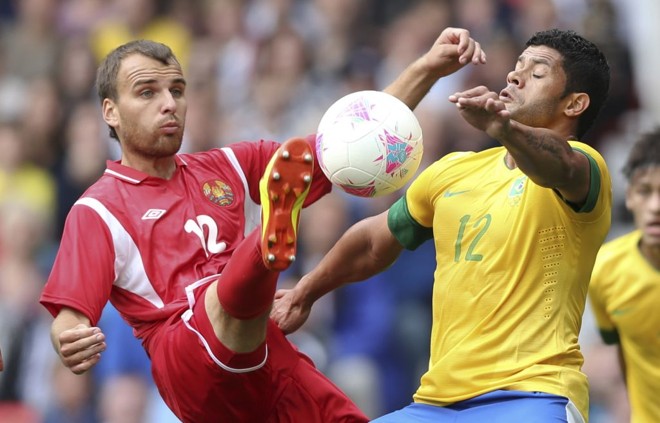 Hulk e Kozlov, na luta dos camisas 12 de Brasil e Bielorrússia pela bola, em Manchester |