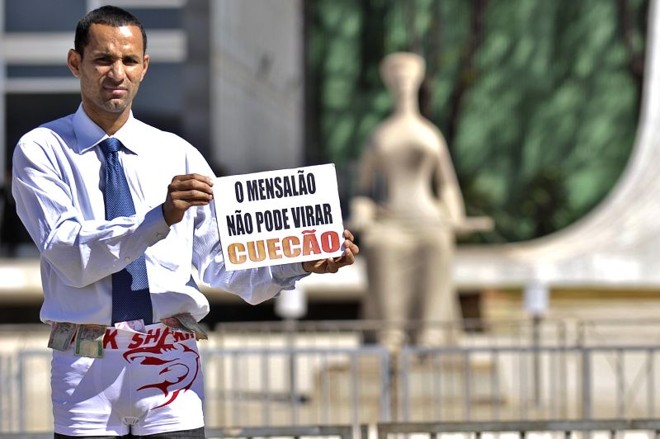 Manifestantes se concentraram em frente do STF para pedir a condenação dos réus |