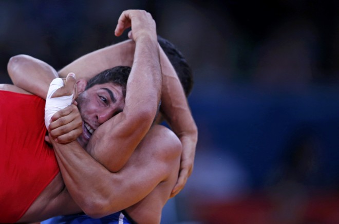 O armeno Mihran Jaburyan (vermelho) e o hondurenho Brandon Escobar Amador se enfrentam na luta livre até 55kg | 