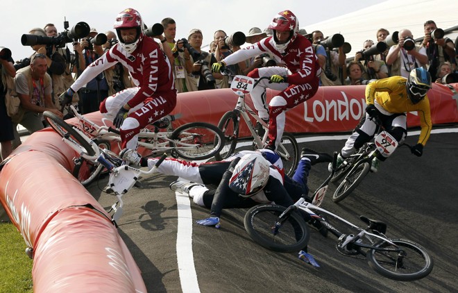 Queda coletiva na semifinal do BMX masculino | 