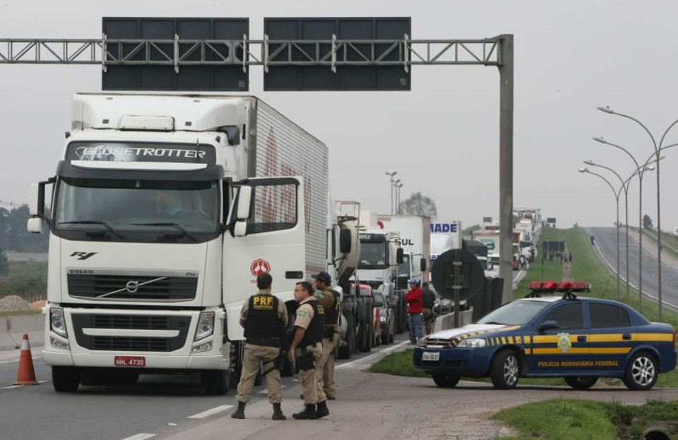 No Contorno Leste de Curitiba, a barreira policial levou a um congestionamento de dez quilômetros | Aniele Nascimento/ Gazeta do Povo
