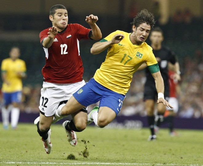 Ramadan derruba Alexandre Pato, na vitória brasileira por 3 a 2 sobre o Egito, na estreia, em Cardiff |