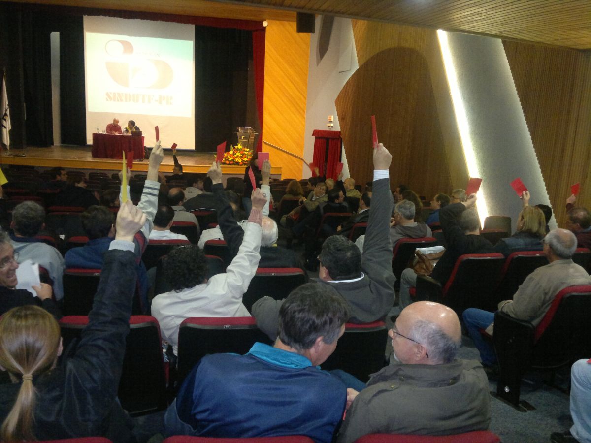 Dos 125 professores que assinaram a lista de presença, 50 votaram por não colocar a interrupção da greve em pauta contra 44 que eram favoráveis | Denise Drechsel / Gazeta do Povo