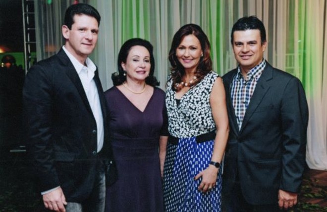 No prestigiado Venha à Vontade, do Clube Curitibano, Antonio Cezar Mendes dos Santos e Terezinha Abagge com Maria Cristina e o presidente Joaquim Miró |