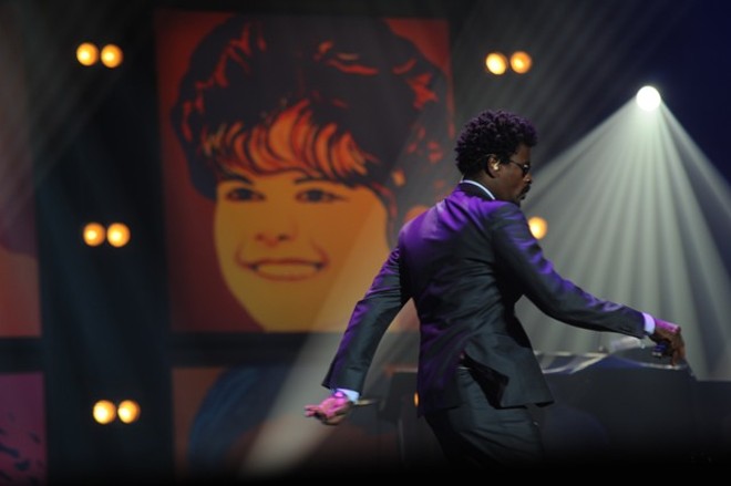 Descontraída apresentação de Seu Jorge no Elis por Eles | 