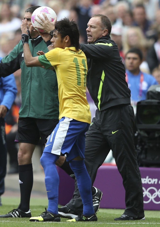 Na pressa para virar o jogo contra Honduras, Mano Menezes ataca de gandula e Neymar se apresenta para cobrar o lateral |