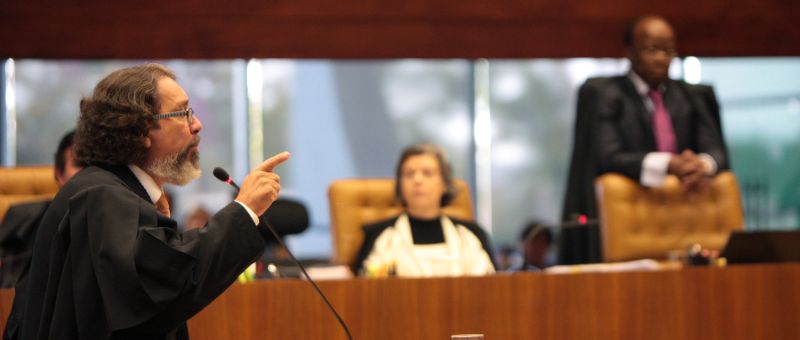 O advogado Kakay tendo ao fundo os ministros Joaquim Barbosa e Cármen Lúcia: ontem foi o último dia para a defesa dos acusados | Carlos Humberto/STF