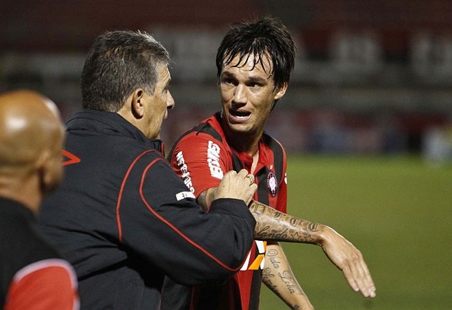 Ricardo Drubscky orienta o volante João Paulo no empate com o Joinville: técnico afirma que Atlético terá de recuperar os pontos perdidos | 