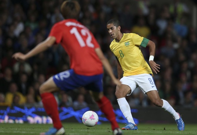 Vigiado por Seokho Hwang, o volante Rômulo, autor do primeiro gol brasileiro no 3 a 0 sobre a Coreia do Sul, em Manchester, na semifinal |