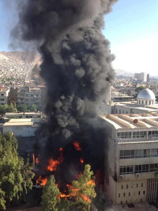 Rebeldes sírios divulgaram imagens do hotel onde fica a missão de observação da ONU após o ataque da manhã desta quarta-feira (15) | AFP Photo/HO/Shaam News Network