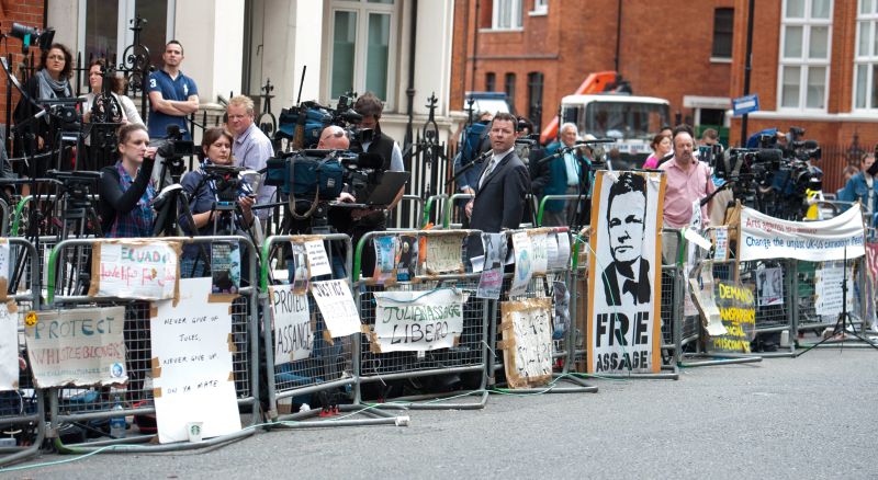 Manifestantes e jornalistas ocupam a frente da Embaixada do Equador em Londres durante anúncio da concessão de asilo para Julian Assange | AFP Photo/Will Oliver