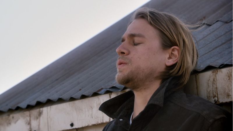 A Tentação conta a história de Gavin (Charlie Hunnam), que tenta suicídio por causa de uma desilusão amorosa | Divulgação
